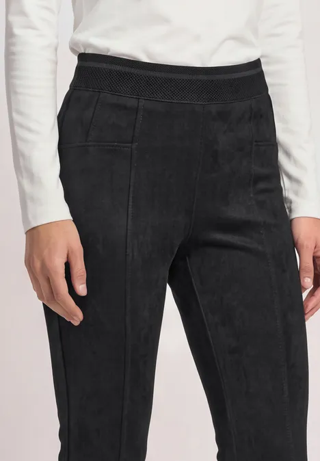 Zwarte corduroy broek met hoge taille en zichtbare naden.