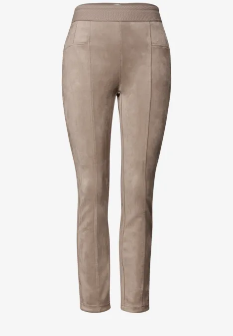 Beige Velours-Leggings mit hohem Bund und schmalem Bein, strukturierte Nahtführung.