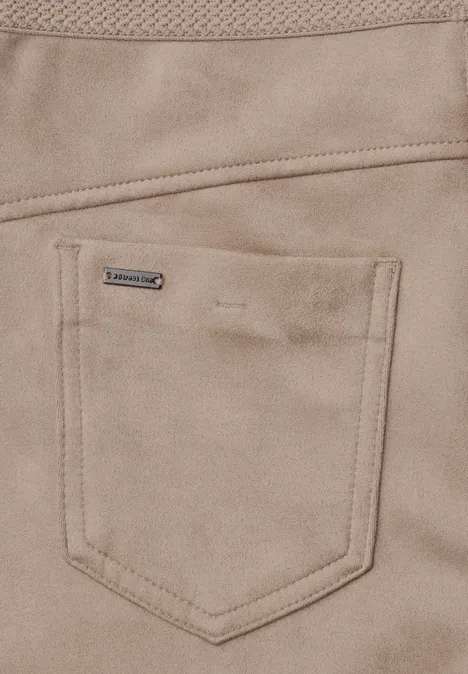 Hellbeige Wildleder-Look-Hose mit aufgesetzter Gesäßtasche und kleinem Markenlabel