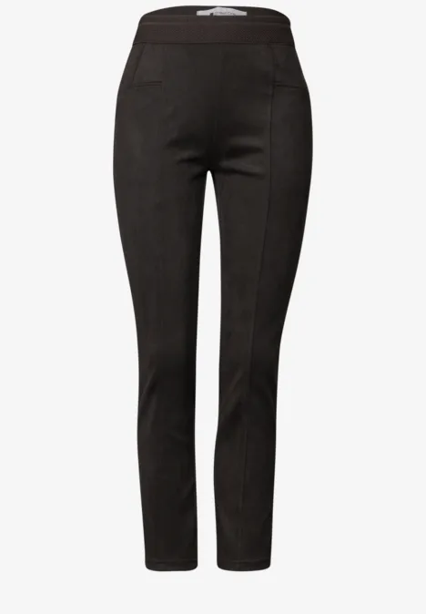 Schwarze, schmal geschnittene Damenhose mit schlanker Silhouette und glattem Stoff.