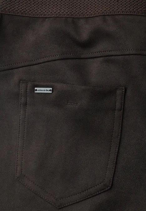 Dunkle Hose aus festem Stoff mit aufgesetzter Gesäßtasche und kleinem Markenlabel