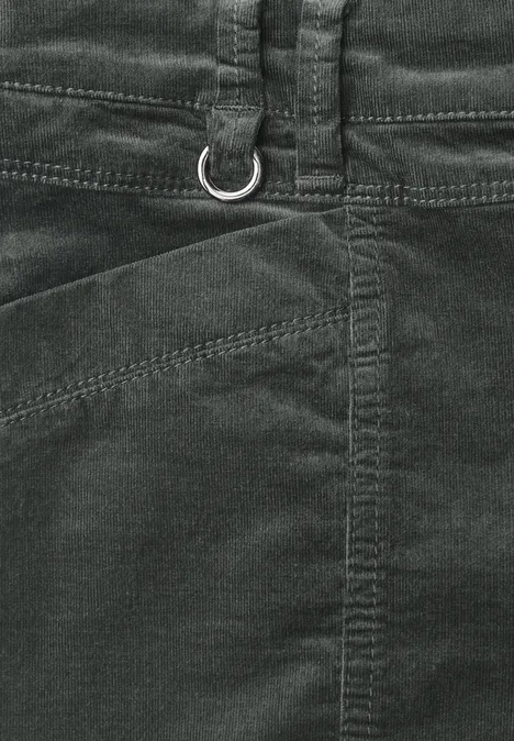 Nahaufnahme einer dunkelgrünen Cordhose mit Gürtelöse und D-Ring-Detail am Bund.