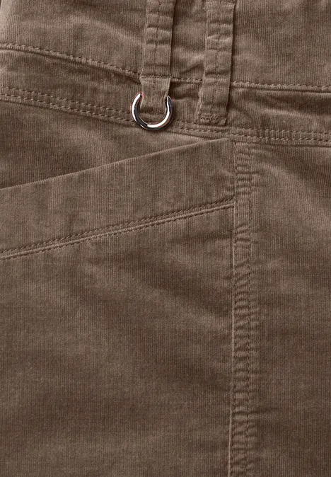 Barrel Leg-broek van corduroy in casual pasvorm velvet mocha Close-up van een bruine ribfluwelen broek met zijzak en metalen ring aan de riemlus.