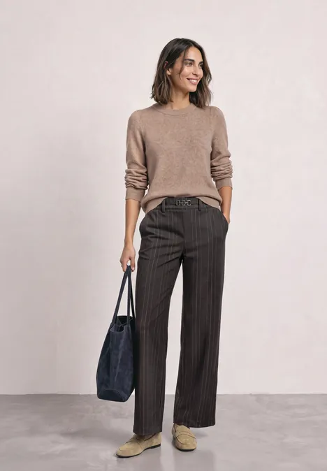 Straight Leg Hose mit Streifen und Schnalle black coffee Frau mit schulterlangem Haar, lächelnd, in beigem Pullover und gestreifter Bundfaltenhose, mit dunkelblauer Tasche.