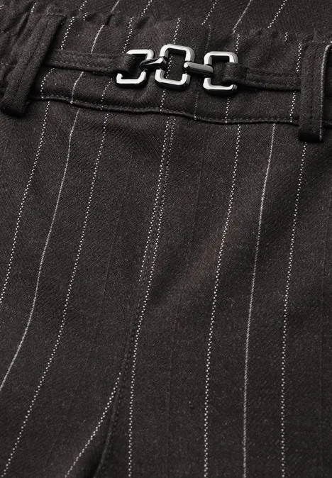 Straight Leg Hose mit Streifen und Schnalle black coffee Detailaufnahme eines schwarzen Nadelstreifen-Stoffes mit verstellbarem Metallverschluss an der Taille.