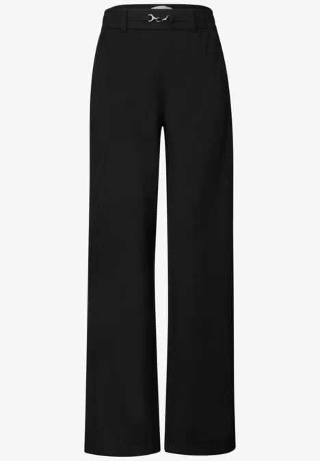 Eenvoudige zwarte broek met rechte pijpen en verstelbare riem.