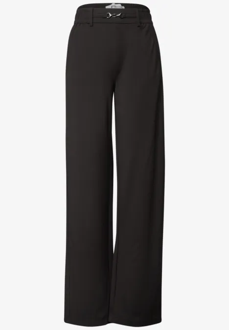 Zwarte, wijde damesbroek met hoge taille en losvallende pijpen.