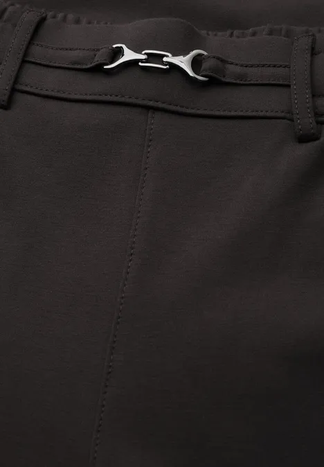 Zwarte broek met zilverkleurige haaksluiting bij de taille.
