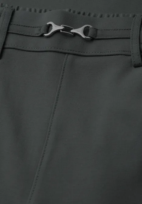 Donkere broek met een stijlvolle metalen gesp bij de taille
