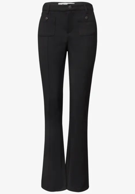 Bootcut Hose mit aufgesetzten Taschen Black Schwarze Damenhose mit ausgestelltem Bein und hoher Taille, schlicht und elegant.