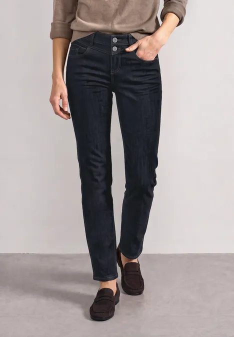 Dżinsy z Mid Waist i wąskimi nogawkami o Casual Fit Deep Rinse Washed Ciemnoniebieskie, taliowane jeansy skinny z zapięciem na guziki, zestawione z brązowymi mokasynami.