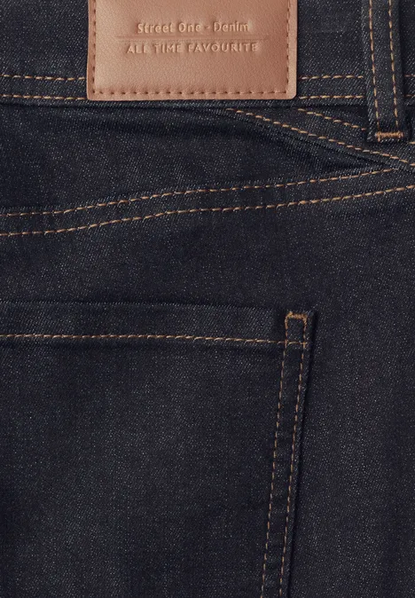 Dżinsy z Mid Waist i wąskimi nogawkami o Casual Fit Deep Rinse Washed Ciemne dżinsy z tylną kieszenią i brązową skórzaną etykietą na pasie