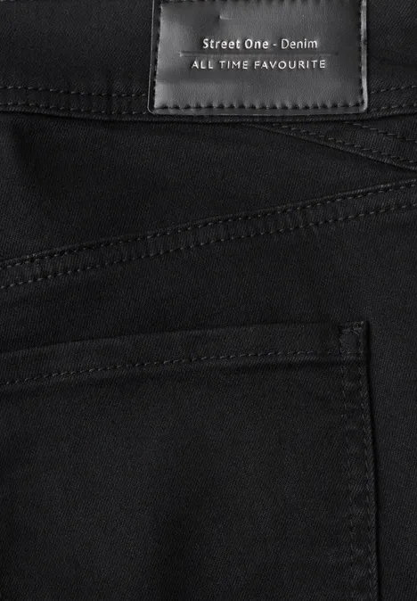 Close-up van een zwarte denim jeans met label 'Street One Denim All Time Favourite'.