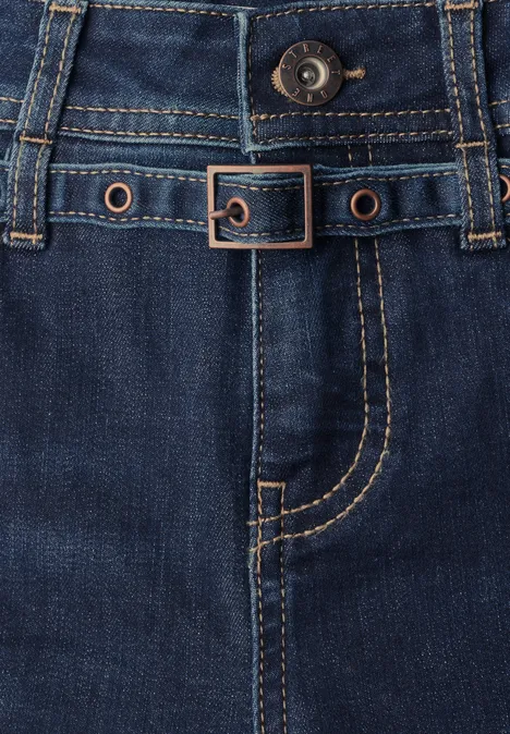 Dunkle Jeans mit schmalem Taillenriemen, Gürtelschlaufen, Metallösen und sichtbaren Nähten.
