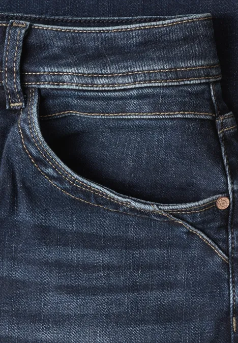 High Waist Wide Leg Jeans im Loose Fit Dark Blue Clean washed Nahaufnahme einer dunkelblauen Jeans mit sichtbarer Tasche und Naht.