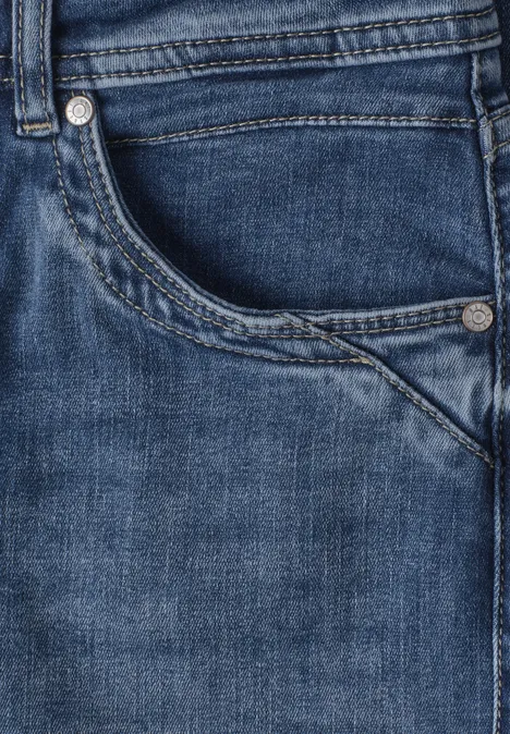 High Waist Wide Leg Jeans im Loose Fit Medium Blue Soft Washed Nahaufnahme einer blauen Jeansvorderseite mit Tasche und sichtbarer Naht.