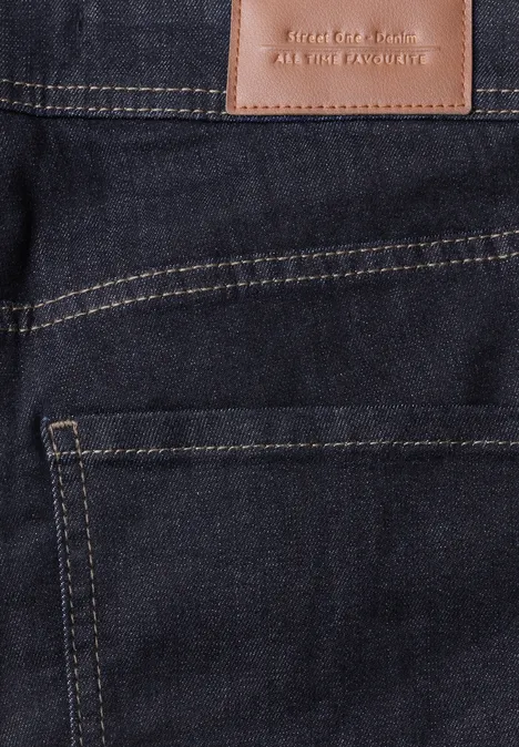 High Waist Bootcut Jeans im Slim Fit Rinse Soft Washed Nahaufnahme einer dunkelblauen Jeans mit braunem Lederpatch und gelben Nähten an der Gesäßtasche.