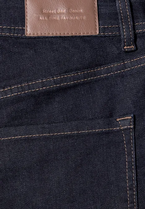 Nahaufnahme einer dunkelblauen Jeanshose mit Gesäßtasche und Lederetikett
