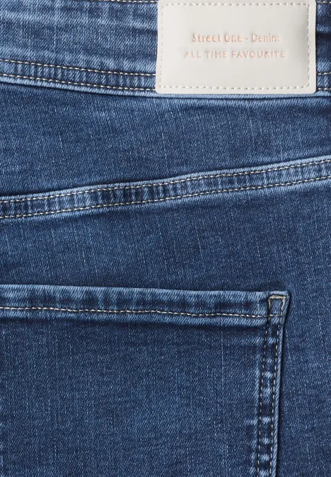 Detailaufnahme einer blauen Jeansrückseite mit Taschen