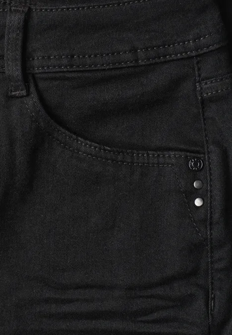 Schwarze Jeans aus Denim mit vorderer Tasche und silbernen Nieten-Details.