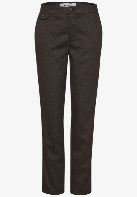 Dunkelbraune Damenhose mit feinem Muster, gerade geschnitten und seitlichen Eingrifftaschen.