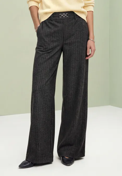 Wijde, donkergrijze broek met fijne krijtstrepen, hoge taille en subtiele gespsluiting.