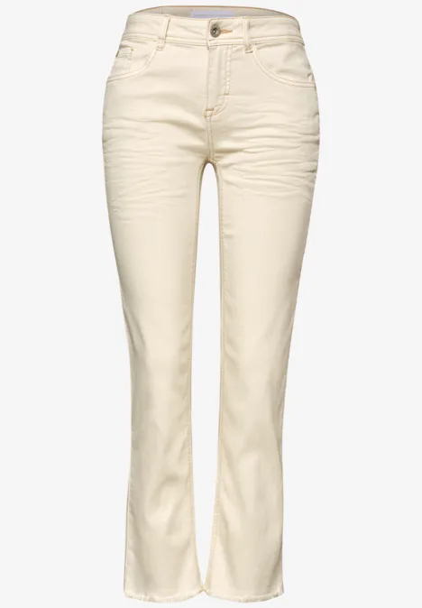 Licht crèmekleurige damesbroek met hoge taille en licht uitlopende pijpen.