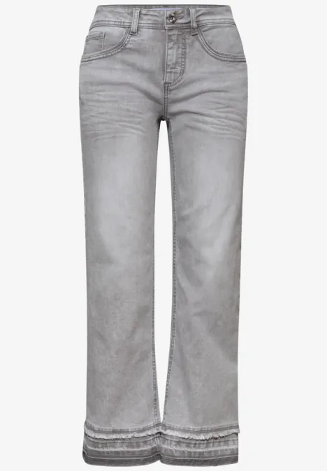 Grijze enkellange jeans met rechte pijpen en subtiele kanten rand onderaan.