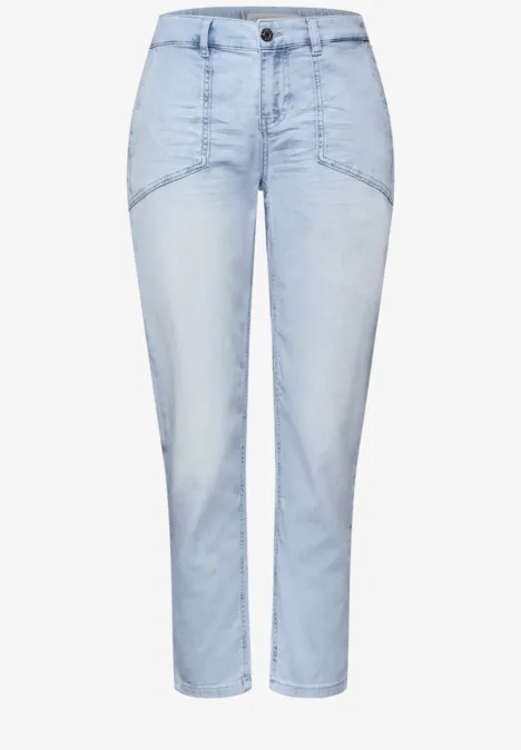 Helle, hochtaillierte Jeans mit frontalen Abnähern, schmal zulaufenden Beinen und leichtem Used-Effekt.