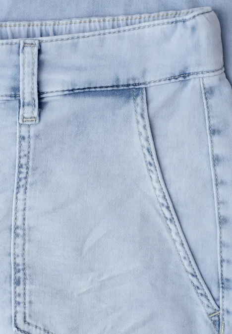 Nahaufnahme hellblauer Denim-Jeans mit Seitentasche und Gürtelschlaufen.