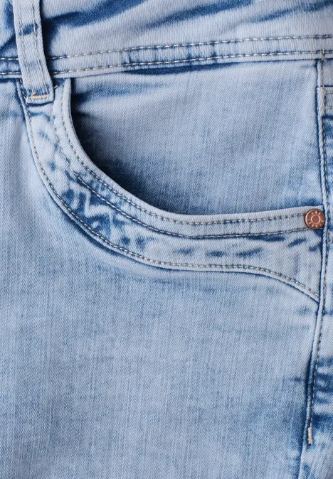Nahaufnahme einer hellblauen Jeans mit Taschendetail und Gürtelschlaufe.
