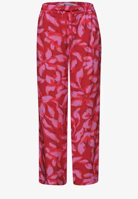 Rode, losvallende broek met roze bladerenprint en een elastische taille met trekkoord.