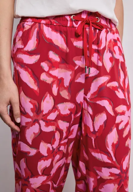 Rode broek met roze abstract patroon, losvallend met tunnelkoord in de taille.