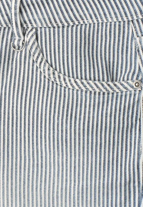 Nahaufnahme einer blau-weißen gestreiften Jeanshose mit Tasche und Kordeldetail.