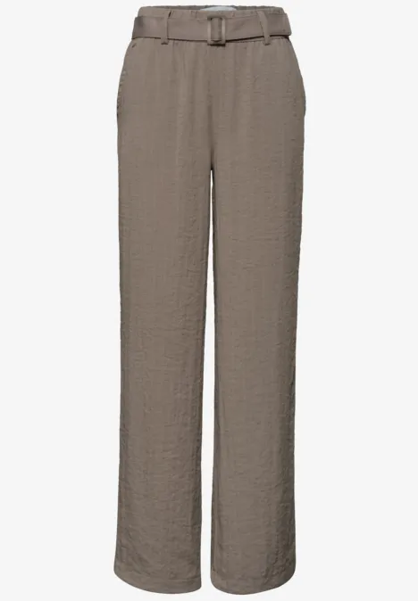 Hoch geschnittene, weite Leinenhose in Taupe mit Gürtel und seitlichen Eingrifftaschen.