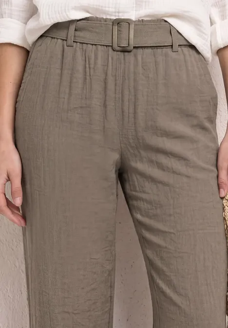 Khakifarbene, hoch taillierte, leicht geknitterte Hose mit Gürtel und Taschen