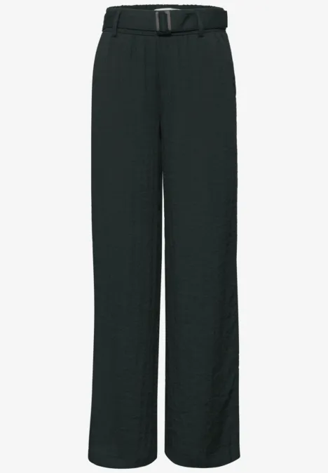 Schwarze, weite Hose mit geradem Bein und Taillengürtel.