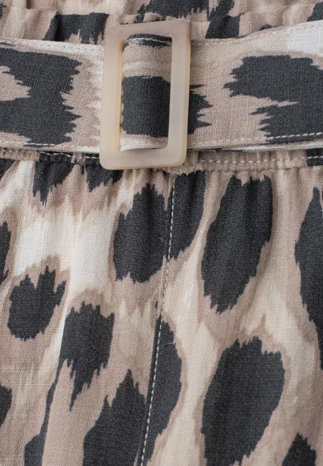 Taillierter Midirock mit animalischem Fleckenmuster und rechteckiger Schnalle.