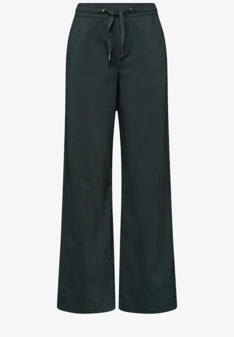 Schwarze, weite Hose mit elastischem Bund und Kordelzug.