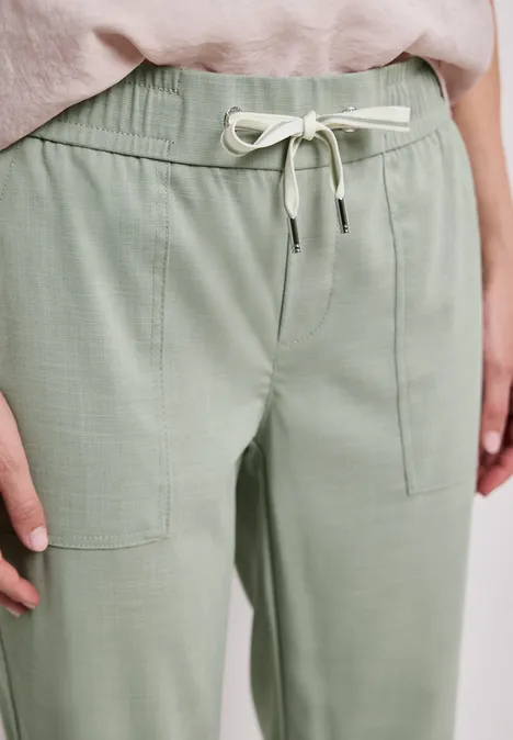 Lichtgroene, losse broek met elastische taille, trekkoord en opgestikte zakken.