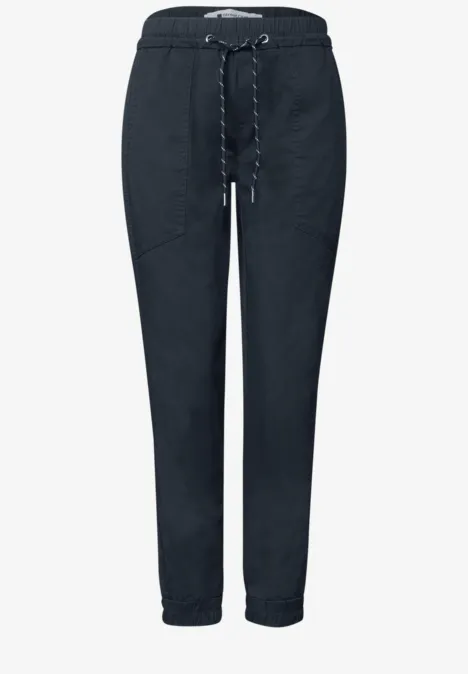 Dunkelblaue Jogginghose mit Gummibund, Kordelzug und schmal zulaufenden Beinen.