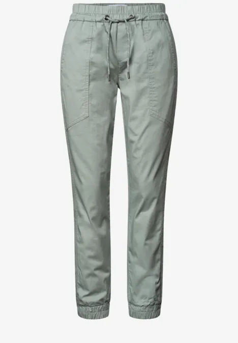 Slim legs broek in een lichtgewicht stof dark mint green Licht olijfgroene broek met trekkoord, steekzakken en elastische pijpzomen.