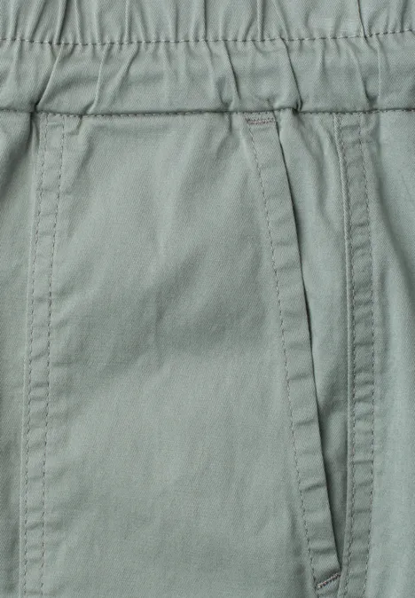 Slim legs broek in een lichtgewicht stof dark mint green Close-up van een lichtgrijze broek met elastische taille en zijzak.