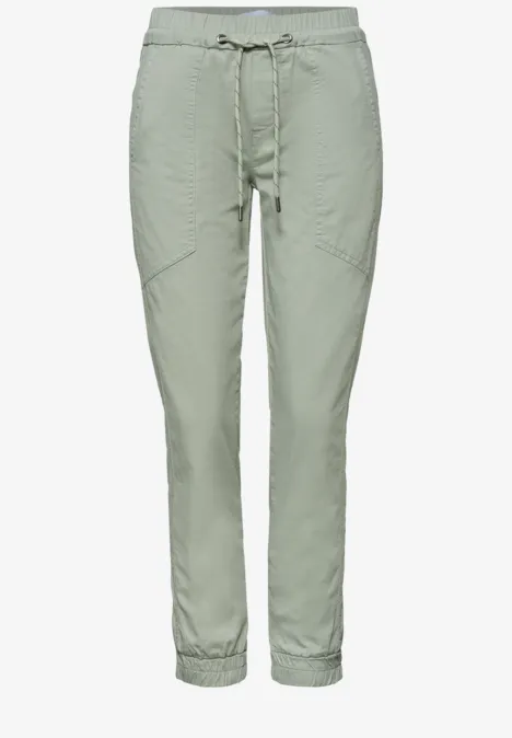 Leichte, khakigrüne Jogginghose mit Kordelzug, elastischen Bündchen und lockerer Passform.