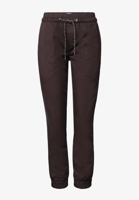 Slim legs broek in lichtgewicht kwaliteit ruby vine Donkerbruine joggingbroek met elastische taille, trekkoord en aansluitende enkels.