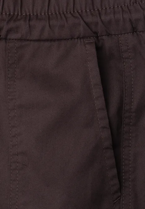 Slim legs broek in lichtgewicht kwaliteit ruby vine Close-up van een donkerbruine broek met elastische tailleband en zijzak