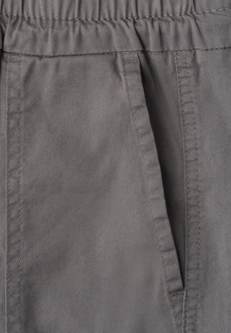 Grijze broek met elastische tailleband en zijzak.