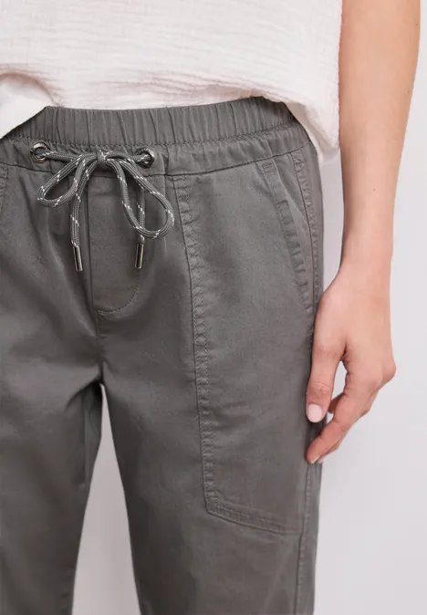 Olijfgroene cargobroek met elastische taille en aantrekkoord, voorzien van opgestikte zakken.