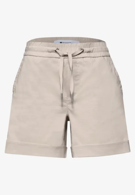 Effen beige short met verstelbare taille en omgeslagen zoom.