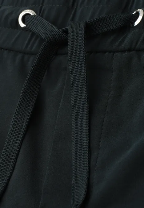Schwarze Hose mit sichtbarem Kordelzug an der Taille, schlichte Optik.
